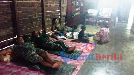 Para prajurit TNI Kodim 0205/TK saat tidur di rumah warga. SUMBER/pardi simalango