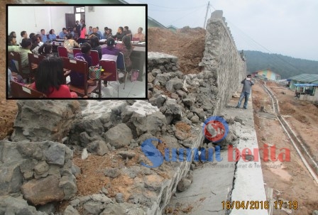 Proyek pembangunan tembok penahan tanah (Talud) di kawasan relokasi Siosar yang ambruk beberapa waktu lalu. Insert : Puluhan warga Desa Simacem saat mendatangi gedung DPRD Karo. SUMBER/pardi simalango