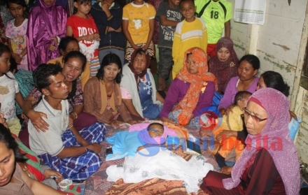 Korban meninggal dunia bernama Atifah alias Rehan (5) saat disemayamkan di rumah duka. SUMBER/pardi simalango