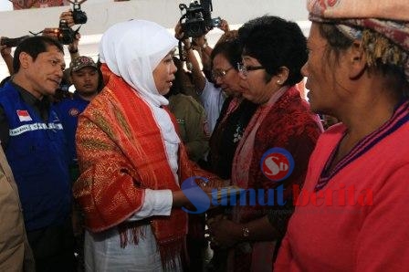 Menteri Sosial RI Khofifah Indar Parawansa didampingi Bupati Karo Terkelin Brahmana, saat memberikan santunan kepada salah satu ahli waris korban awan panas Sinabung. SUMBER/int