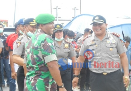 Dansatgas Tanggap Darurat Erupsi Sinabung Letkol (Inf) Agustatius Sitepu (kiri) dan Wadansatgas AKBP Pangasian Sitio disela-sela melaksanakan patroli ke desa-desa di zona merah Sinabung, Rabu (25/05/2016). SUMBER/dok