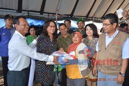 Putri kandung Pahlawan Nasional Jamin Gintings, Riahna Jamin Ginting bersama pengurus Yayasan Pahlawan Nasional Jamin Gintings, saat memberi bantuan beras secara simbolis kepada pengungsi di Posko GBKP Simpang Enam Kabanjahe. SUMBER/dok