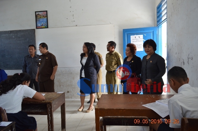 Bupati Karo Terkelin Brahmana SH bersama sejumlah Anggota DPRD Karo saat meninjau pelaksanaan UN SMP di Karo, Senin (09/05/2016). SUMBER/pardi simalango