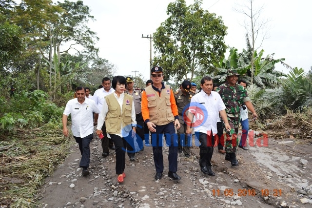 Kepala BNPB Willem Rampangilei (tengah) bersama Bupati Karo Terkelin Brahmana, ketika meninjau rumah warga yang terkena terjangan banjir lahar dingin Gunung Sinabung. SUMBER/dok