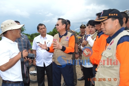 Kepala BNPB RI Willem Rampangilei, saat meninjau lokasi banjir lahar dingin di Desa Kutambaru, Kecamatan Tiganderket, Rabu (11/05/2016). SUMBER/dok