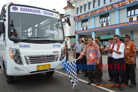 Acara peluncuran dan pengoperasian angkutan keperintisan Bus Damri Kabanjahe – Siosar oleh Bupati Karo Terkelin Brahmana di halaman Kantor Bupati Karo, Senin (16/05/2016). SUMBER/pardi simalango