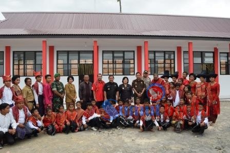 Bupati dan Wakil Bupati Karo bersama Yayasan SUN tv One berfoto bersama FKPD Karo dan para siswa/i SD Negeri 047175 Simacem Bekerah di Siosar. SUMBER/dok