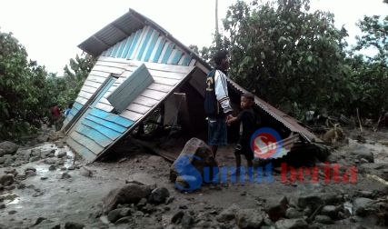 Rumah warga yang diterjang banjir lahar dingin di Desa Kutambaru, Kecamatan Tiganderket, Senin (09/05/2016). SUMBER/pardi simalango