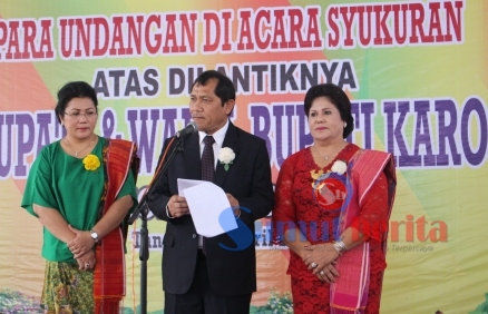 Bupati Karo Terkelin Brahmana SH didampingi istri, Ibu Sariaty Sitompul (kiri) dan Wakil Bupati Karo Cory Sriwati Sebayang (kanan) saat memberikan sambutan pada acara syukuran pelantikan Bupati dan Wakil Bupati Karo di Pendopo Rumah Dinas Bupati Karo. SUMBER/pardi simalango