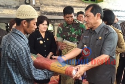 Bupati Karo Terkelin Brahmana bersama rombongan saat melayat korban tewas banjir lahar dingin Sinabung di rumah duka. SUMBER/dok