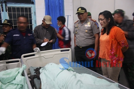 Kapolres Karo AKBP Pangasian Sitio didampingi istri, saat meninjau korban awan panas di RSU Kabanjahe. SUMBER/pardi simalango