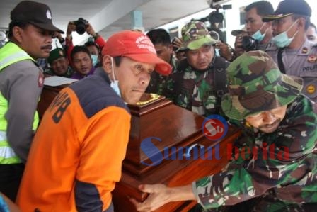 Jasad salah satu korban awan panas saat hendak dimasukkan ke dalam mobil jenazah. SUMBER/pardi simalango
