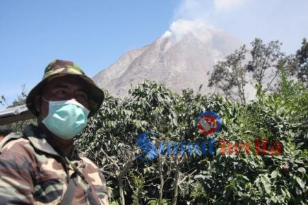 Salah seorang prajurit TNI Kodim 0205/TK saat menjaga pintu masuk Desa Gamber. SUMBER/pardi simalango