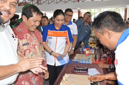 Bupati Karo Terkelin Brahmana SH saat membuka Turnamen Catur Bank Sumut Kabanjahe Cup 2016. SUMBER/dok