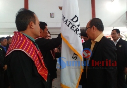 Ketua DPW APPSINDO Sumut, H. Bagindo Agusmar Pilli, menyerahkan pataka kepada Ketua DPD APPSINDO Karo, Adil Ginting SH. SUMBER/pardi simalango