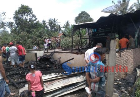 Keempat rumah warga yang hangus terbakar di Desa Bintang Meriah. SUMBER/pardi simalango