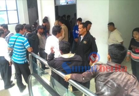 Warga pengungsi Sinabung asal Desa Simacem, Bakerah dan Suka Meriah, saat mendatangi Kantor BPBD Karo. SUMBER/pardi simalango