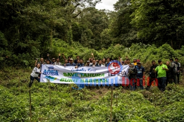 Jurnalis Karo bersama Terra Simalem, PT. Tirta Sibayakindo, Balai Tahura Bukit Barisan dan Source of Indonesia saat melaksanakan penanaman pohon di Tahura Bukit Barisan, Tongkoh. SUMBER/Ist