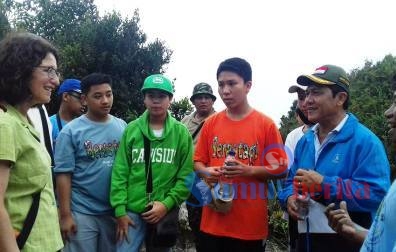 Bupati Karo Terkelin Brahmana SH (kanan) saat berdialog dengan wisatawan saat mendaki puncak Gunung Sibayak, Minggu (16/05/2016). SUMBER/pardi simalango