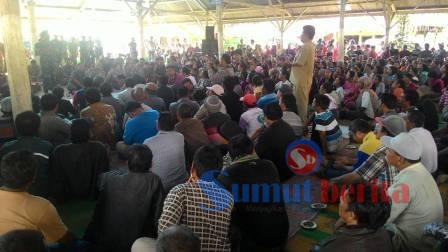 Ribuan warga Desa Budaya Lingga saat menghadiri pertemuan dengan Pemkab Karo. SUMBER/pardi simalango