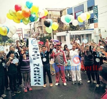Wakil Bupati Karo Cory Sriwati br Sebayang didampingi Plh. Kepala BNNK Karo dan masyarakat, saat menggelar launching Stop Narkoba dalam acara Car Free Day di depan Rumah Dinas Bupati Karo, Minggu (12/06/2016). SUMBER/Ist