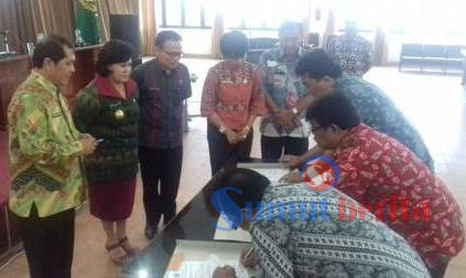 Bupati Karo Terkelin Brahmana, SH dan Wakil Bupati Cory Sebayang menyaksikan penandatanganan pakta integritas oleh seluruh SKPD Pemkab Karo. SUMBER/pardi simalango