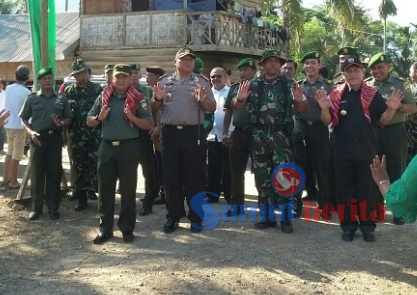 Bupati Karo Terkelin Brahmana didampingi Kasrem Letkol Kav Asep Ridwan, Dansatgas TMMD Dandim 0205/TK Letkol (Inf) Agustatius Sitepu dan Kapolres Karo AKBP Pangasian Sitio, saat disambut dengan tarian tradisional Karo. SUMBER/pardi simalango