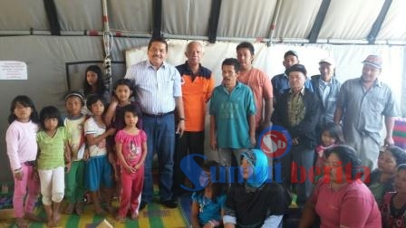 Ketua Komite II DPD RI Parlindungan Purba berfoto bersama para pengungsi erupsi Sinabung. SUMBER/pardi simalango