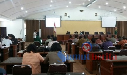 Rakor percepatan relokasi tahap II relokasi mandiri saat dilaksanakan di aula Kantor Bupati Karo, Kamis (09/06/2016). SUMBER/pardi simalango