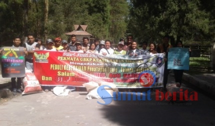 Permata GBKP Klasis Barus Sibayak foto bersama sebelum kegiatan kebersihan dimulai. SUMBER/dasa duha