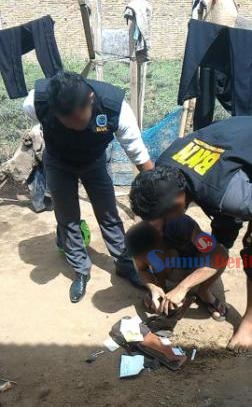 Salah satu tersangka saat diamankan petugas BNNK Karo di Jalan Samura Kabanjahe. SUMBER/pardi simalango