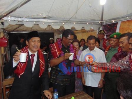 Bupati Karo Terkelin Brahmana SH bersama Kepala Dinas Kebudayaan dan Pariwisata (Disbudpar) Provinsi Sumatera Utara Elisa Marbun, menikmati kopi Coffee Cimbang Sinabung saat berlangsungnya acara Pesta Budaya Mejuah-juah di Berastagi, Sabtu (28/05/2016). SUMBER/moral sitepu