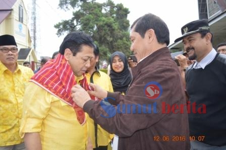 Bupati Karo Terkelin Brahmana SH saat menyematkan kain adat Karo Uis Gara di pundak Ketum Partai Golkar Setya Novanto di posko pengungsi KNPI Gedung Serba Guna Kabanjahe, Minggu (12/06/2016). SUMBER/pardi simalango