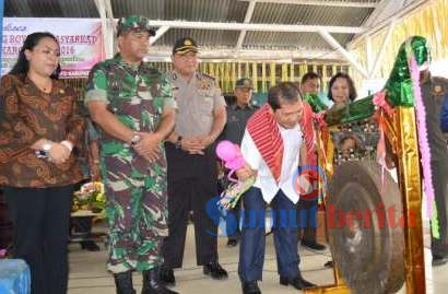 Bupati Karo Terkelin Brahmana SH memukul gong dalam peringatan Bulan Bhakti Gotong Royong Masyarakat (BBGRM) ke - XIII tingkat Kabupaten Karo Tahun 2016 di Desa Kuta Buluh Gugung. SUMBER/pardi simalango