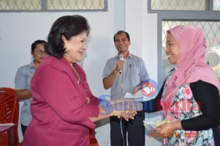 Wakil Bupati Karo Cory Sriwati Sebayang saat menyerahkan bantuan secara simbolis kepada warga. SUMBER/as meliala