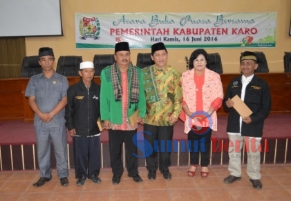 Bupati Karo Terkelin Brahmana SH dan Wakil Bupati Karo Cory Sriwaty Sebayang bersama umat Muslim berfoto bersama usai menggelar buka puasa bersama. SUMBER/pardi simalango