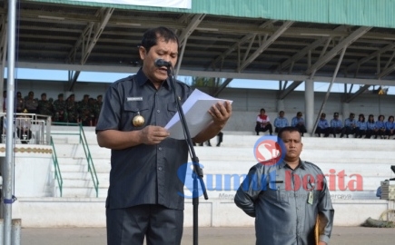 Bupati Karo Terkelin Brahmana SH saat membacakan sambutan Ketua BNN Pusat Komjen Pol Drs. Budi Waseso saat peringatan Hari Anti Narkoba Internasional (HANI) Tahun 2016 di Lapangan Bola Samura, Senin (27/06/2016). SUMBER/pardi simalango