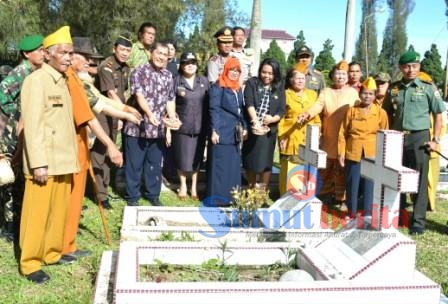 Bupati Karo Terkelin Brahmana SH didampingi unsur Forkopimda Karo bersama LVRI saat menggelar tabur bunga di Makam Pahlawan Kabanjahe dalam acara HUT LVRI ke - 59, Kamis (23/06/2016). SUMBER/pardi simalango