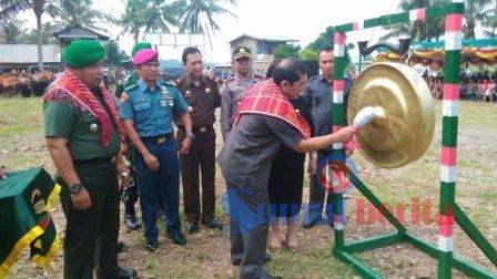 Bupati Karo Terkelin Brahmana SH saat membuka kegiatan TMMD ke - 96 di Mardingding. SUMBER/as meliala