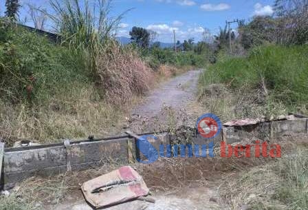 Pintu masuk menuju Desa Kuta Tonggal yang merupakan kawasan zona merah yang mulai ditembok permanen. SUMBER/pardi simalango