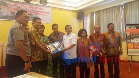 Bupati Karo Terkelin Brahmana SH bersama Kapolres Karo AKBP Pangasian Sitio menerima hasil FGD Peningkatan Kualitas Tata Ruang Kawasan Rawan Bencana. SUMBER/pardi simalango