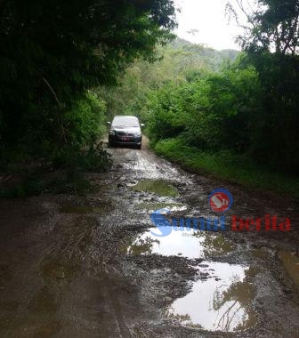 Akses jalan tembus Desa Jaranguda - Simpang Pelawi, Kecamatan Dolat Rayat, yang kerap difungsikan sebagai jalur alternatif wisata di Kota Berastagi saat ini kondisinya sangat memprihatinkan. SUMBER/pardi simalango