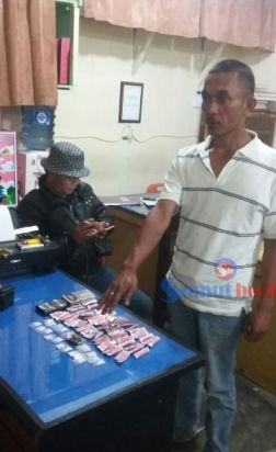 Pelaku bersama barang bukti di ruang Sat Narkoba Polres Karo. SUMBER/pardi simalango