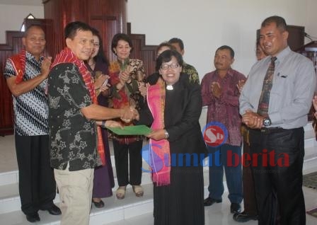 Ketua Panitia Pembangunan Gereja Oikumene Bahtera Kasih Siosar Kolonel (Inf) Jusua Ginting S.IP, menyerahkan mandat pengelolaan gedung gereja kepada Moderamen GBKP melalui Kabid Diakonia Pdt. Rosmaria Barus. SUMBER/pardi simalango