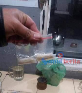 Dua paket sabu seberat 5 gram tak bertuan yang dilempar OTK ke dalam Rutan Kelas IIB Kabanjahe, Sabtu (25/6). SUMBER/pardi simalango