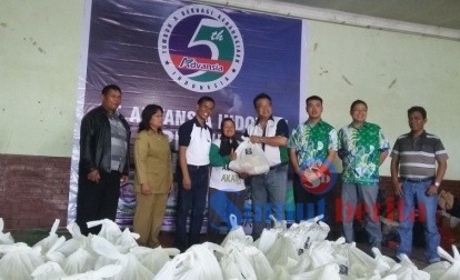 Direktur PT. Advansia Indotani, Mr. Lam Chin Hee, M.Sc didampingi Commercial Manager, Sadar Simbolon saat memberikan bantuan sembako kepada pengungsi warga Desa Kuta Tengah. SUMBER/pardi simalango