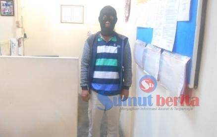 Tersangka JAP saat berada di ruang Sat Narkoba Polres Karo. SUMBER/pardi simalango
