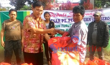 Pemimpin Cabang PT. Pegadaian (Persero) Kabanjahe, Luat Samosir SE, saat memberi bantuan secara simbolis kepada pengungsi Posko Jambur Tongkoh, Jumat (3/6). SUMBER/pardi simalango