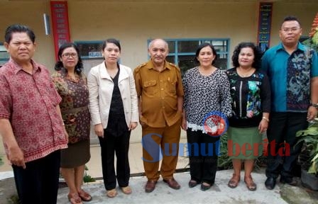 Ketua YPK GBKP Masehi Berastagi Pt. Em. Sem Antonius Meliala BSc (tengah) bersama wakil Kepala Sekolah Bidang Kurikulim Rosmita br Kemit SH SPd dan guru berfoto bersama. SUMBER/pardi simalango
