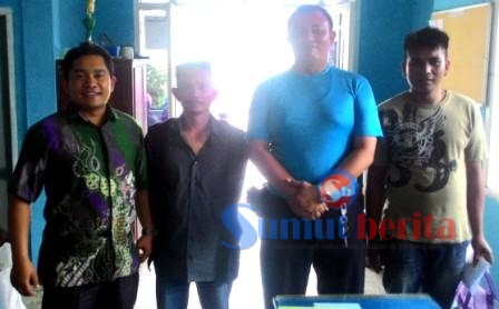 Kedua terdakwa (dua dari kiri dan paling kanan) bersama Karutan Kabanjahe Theo Adrianus Purba (baju biru) setelah dibebaskan dari Rutan Kabanjahe, Selasa (12/07/2016). SUMBER/pardi simalango